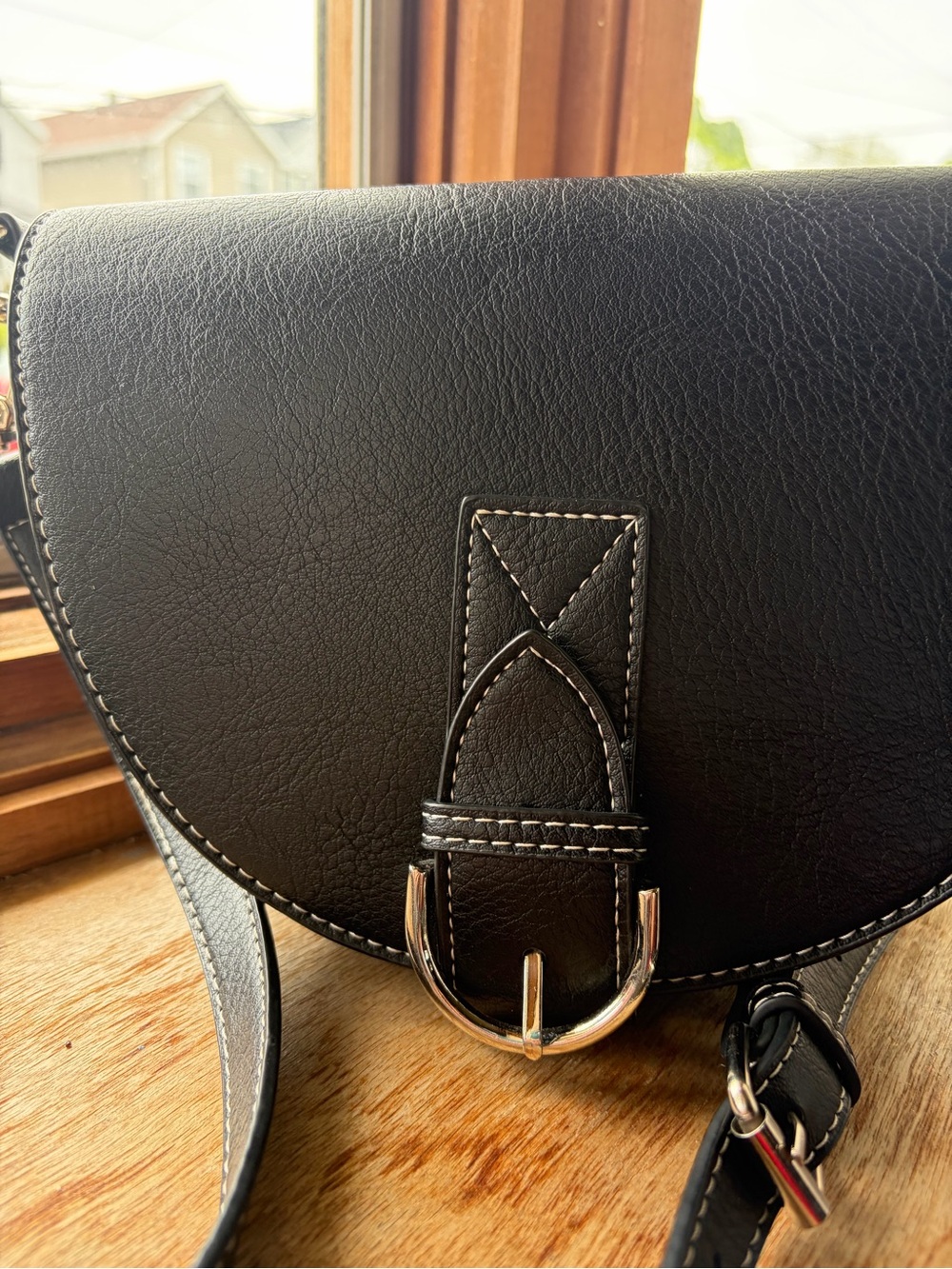 Urban Outfitters Black Saddle Crossbody Bag - Sleek Everyday Style - Picture 2 of 4